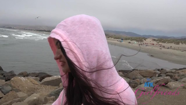 Сексуальная брюнетка на свидании у океана с парнем